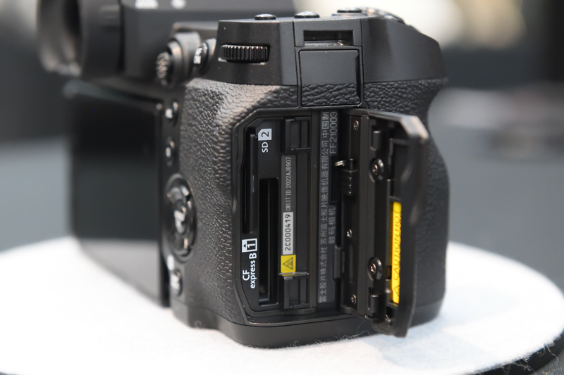 記録メディアはCFexpress Type BカードとSDカード