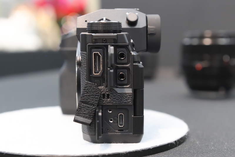 USB Type-C、HDMI Type A、3.5mmステレオミニジャック（マイク用）、3.5mmステレオミニジャック（ヘッドホン用）、2.5mmリモートレリーズ端子を備える