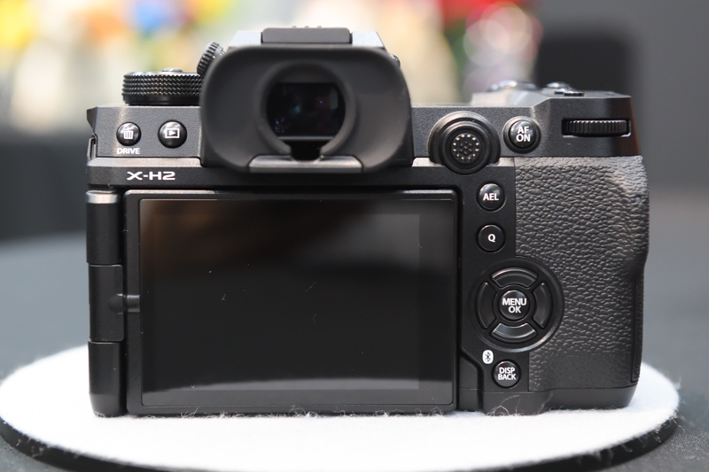 FUJIFILM X-H2。肩の部分に“S”の文字がないのが判別ポイント