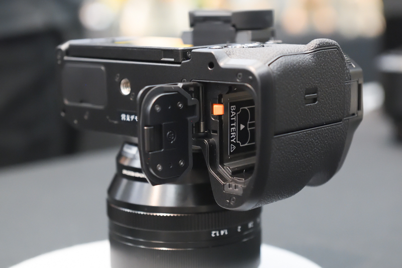 バッテリーも「NP-W235」で共通