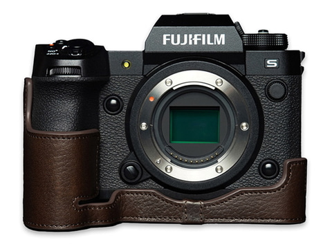 EOS R7」「X-H2S」用のハーフレザーケース。ブラックとダーク