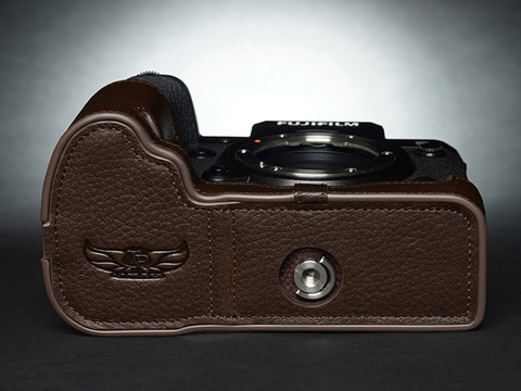 EOS R7」「X-H2S」用のハーフレザーケース。ブラックとダークブラウン