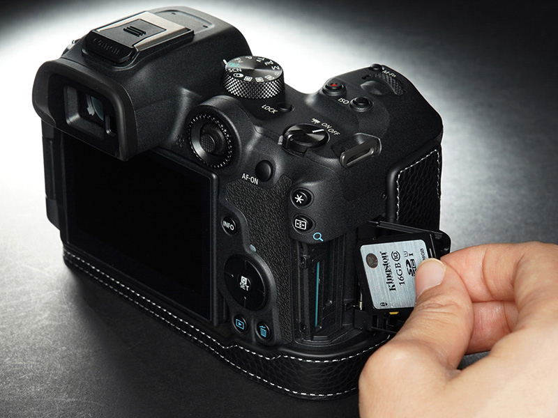 EOS R7用　メモリーカードスロット