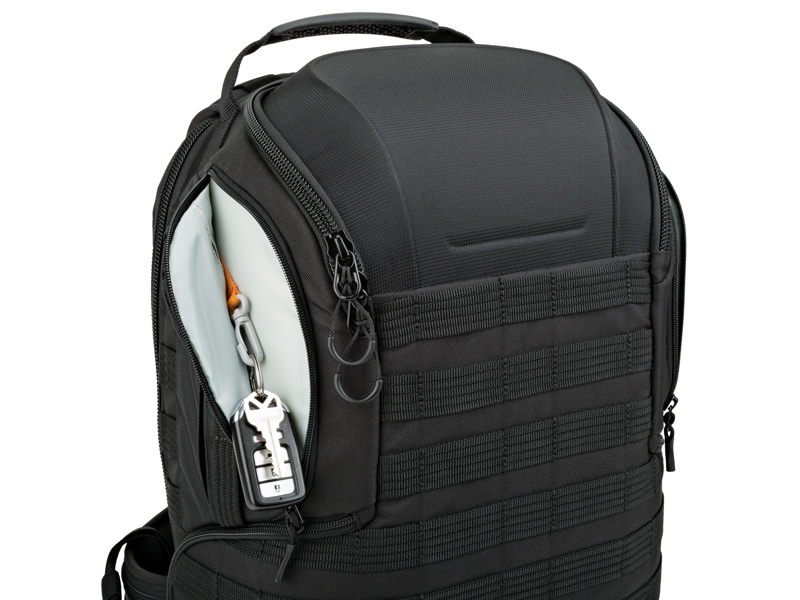 側面のポケット（左）