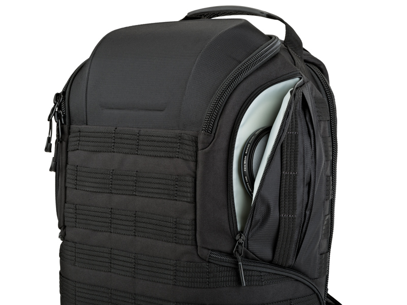 側面のポケット（右）