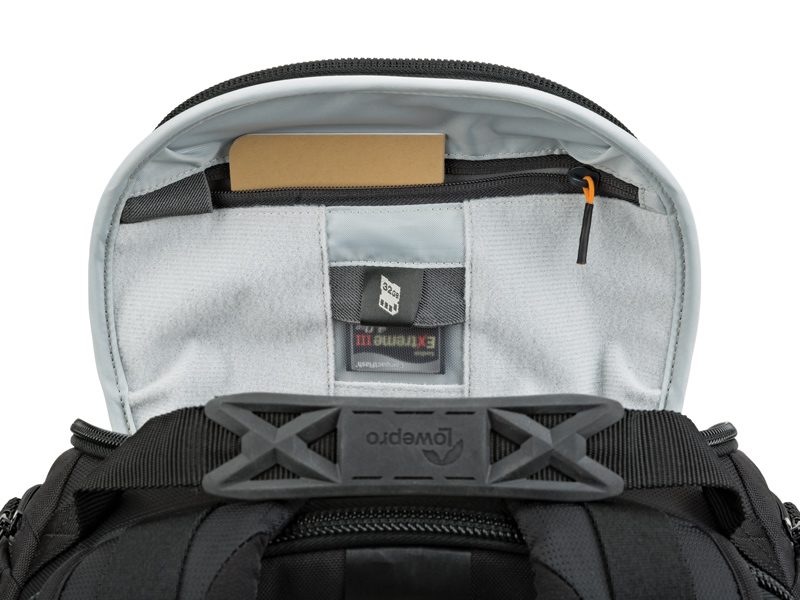 上部の収納ポケット