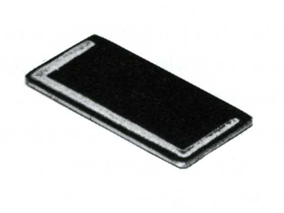 写真1：セレン光電池は、鉄板の上にセレンの膜を形成したもの。カメラや露出計に使うときにはこれに受光角を制限する格子やマイクロレンズのアレイを付加した。（写真は金野剛志「カメラメカニズム教室（下）」朝日ソノラマ刊より）