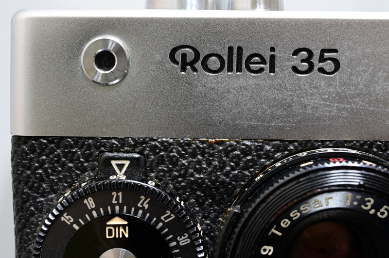 写真4：ローライ35の内蔵CdS露出計受光部。セレン光電池の派手な外観と異なり、ただの孔である。