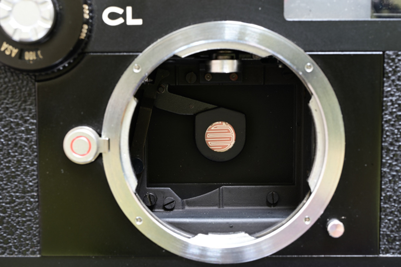 写真5：ライツミノルタCLのTTL露出計受光部。アームの先に取り付けたCdS受光素子をシャッター幕の直前に出し入れする。セレン光電池よりも小型で高感度なので、このような測光方法が実現した。