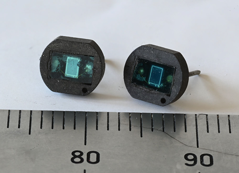 写真6：SPD受光素子。セラミック製のパッケージに収められ、分光感度補正用ブルーフィルターを兼ねたガラス板で蓋をしている。