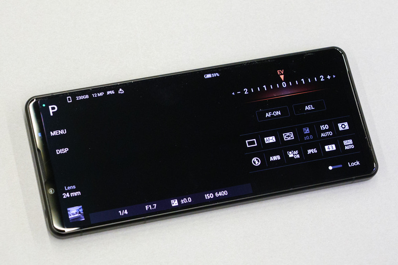 Xperia 5 IVのPhoto ProアプリのUI。ダイレクトに露出補正や撮影設定にアプローチできるカメラライクなUI