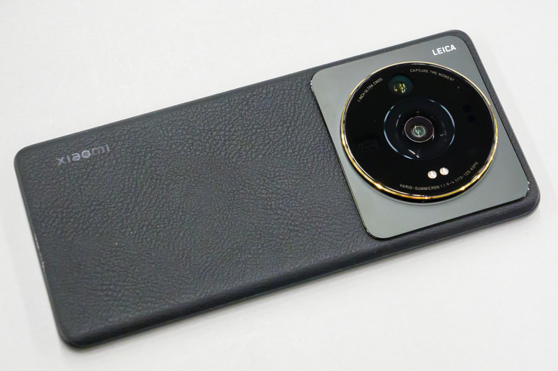 同じくライカと協業して開発されたXiaomi 12S Ultra。大きなカメラデザインが特徴。ちなみに、1型センサーはカメラ中央の一番目立つ位置ではなく、その上にある小さなカメラが1型センサー。中央は超広角カメラ