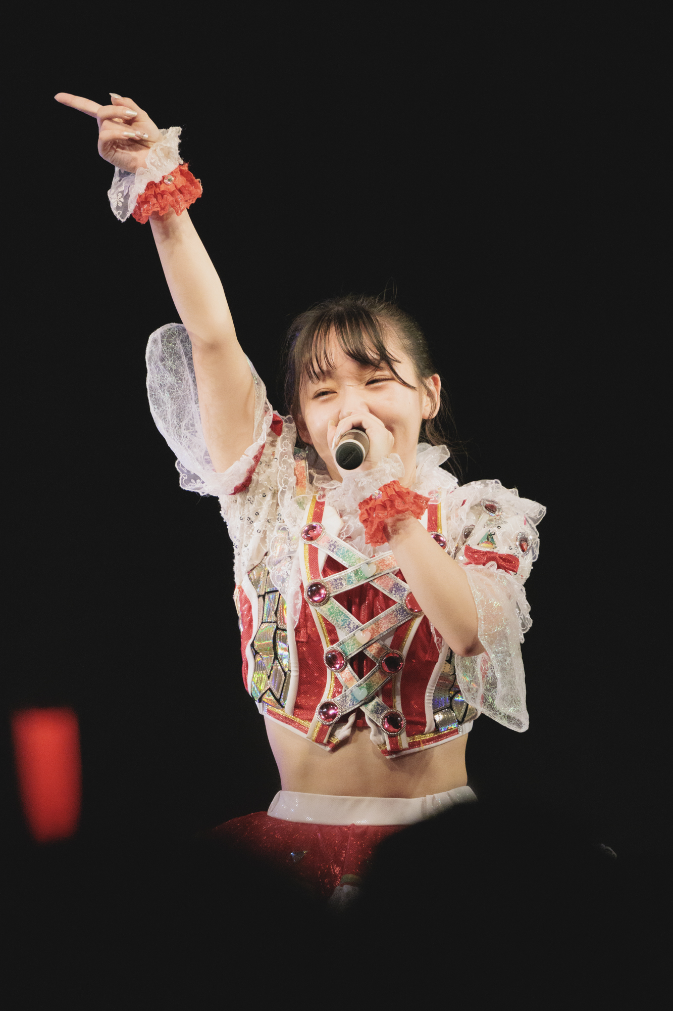 <span class="fnt-110"><b>尾野寺みさ</b></span><br>客席後方から狙う。少し見晴らしの悪いポイントだが、手を上げて背面モニターで構図を確認しながら撮影。カメラ任せでもピントがしっかり合ってくれる<br><span class="fnt-85">EOS R7／RF70-200mm F2.8 L IS USM／172mm（275.2mm相当）／マニュアル露出（F2.8、1/6,400秒）／ISO 5000／WB：オート</span>