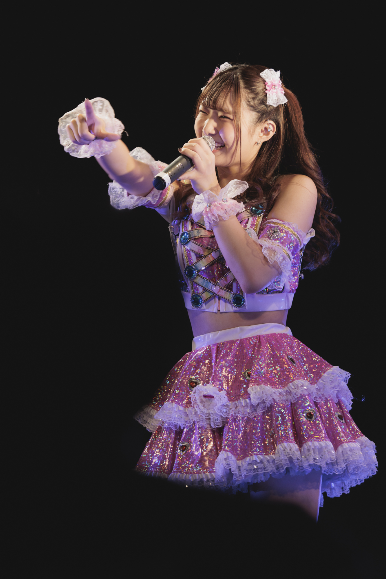 <b>星乃るな</b><br>客席から撮影する場合、バリアングルモニターと被写体検出の組み合わせは重宝する。なんといっても構図の自由度が高まるのだ。手を伸ばして構図を微調整して撮影<br><span class="fnt-85">EOS R7／RF70-200mm F2.8 L IS USM／128mm（204.8mm相当）／マニュアル露出（F2.8、1/125秒）／ISO 160／WB：オート</span>