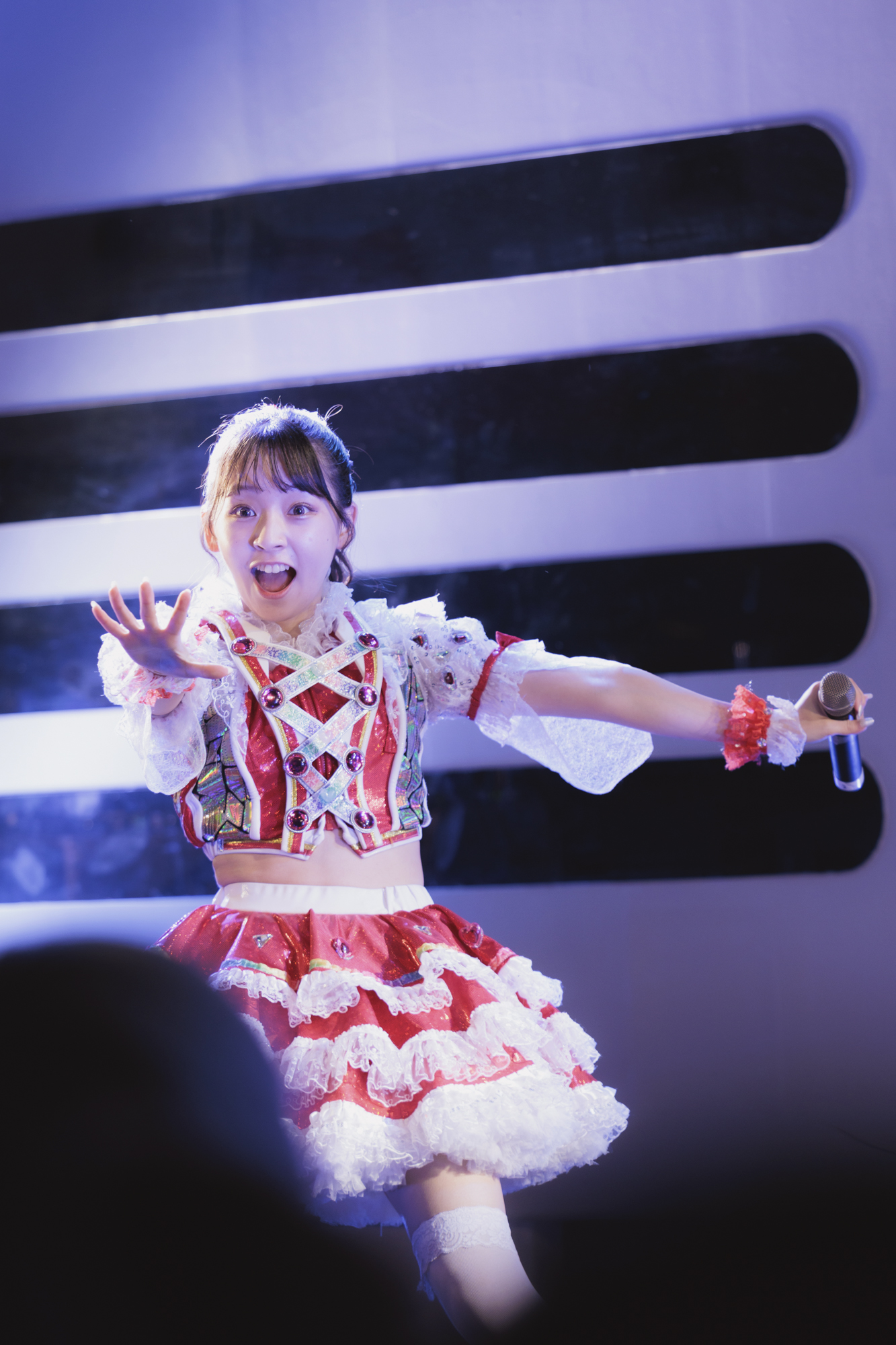 <span class="fnt-110"><b>尾野寺みさ</b></span><br>ライブ中はメンバーの立ち位置が目まぐるしく変わる。客席からの撮影では移動の自由が制限されることも多い。コマ違いの3枚と並べてみると他のメンバーの手やマイクが見切れている瞬間があるのが分かる<br><span class="fnt-85">EOS R7／RF70-200mm F2.8 L IS USM／135mm（216mm相当）／マニュアル露出（F2.8、1/125秒）／ISO 400／WB：オート</span>