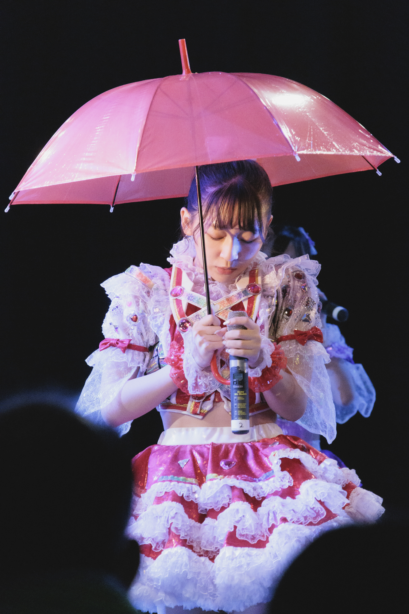 <span class="fnt-110"><b>尾野寺みさ</b></span><br>ライブの序盤、まだ動きの少ない時間帯に、240mm相当でお客さんの間から引き寄せた。手ブレを気にすることなく、フットワーク軽く攻めた撮影ができるので、撮影時のストレスが軽減される<br><span class="fnt-85">EOS R7／RF-S18-150mm F3.5-6.3 IS STM／150mm（240mm相当）／マニュアル露出（F6.3、1/500秒）／ISO 10000／WB：オート</span>