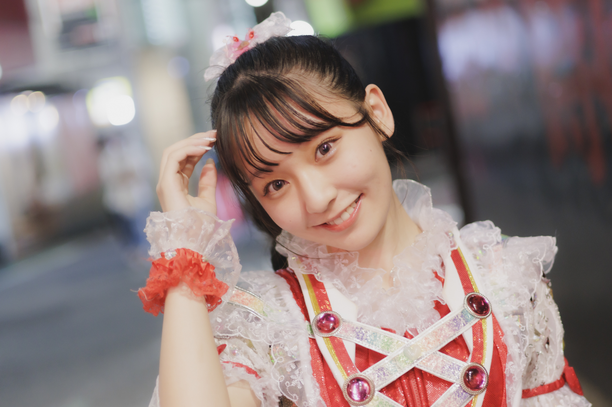 <span class="fnt-110"><b>尾野寺みさ</b></span><br>薄暗い夜の街を背景にして街灯の下に立ってもらった。ごちゃごちゃとした飲食街ではあったが、背景をぼかしてF1.8の開放絞りで撮影し光源で作った玉ボケで彩った<br><span class="fnt-85">EOS R7／RF50mm F1.8 STM／50mm（80mm相当）／マニュアル露出（F1.8、1/125秒）／ISO 1250／WB：オート</span>