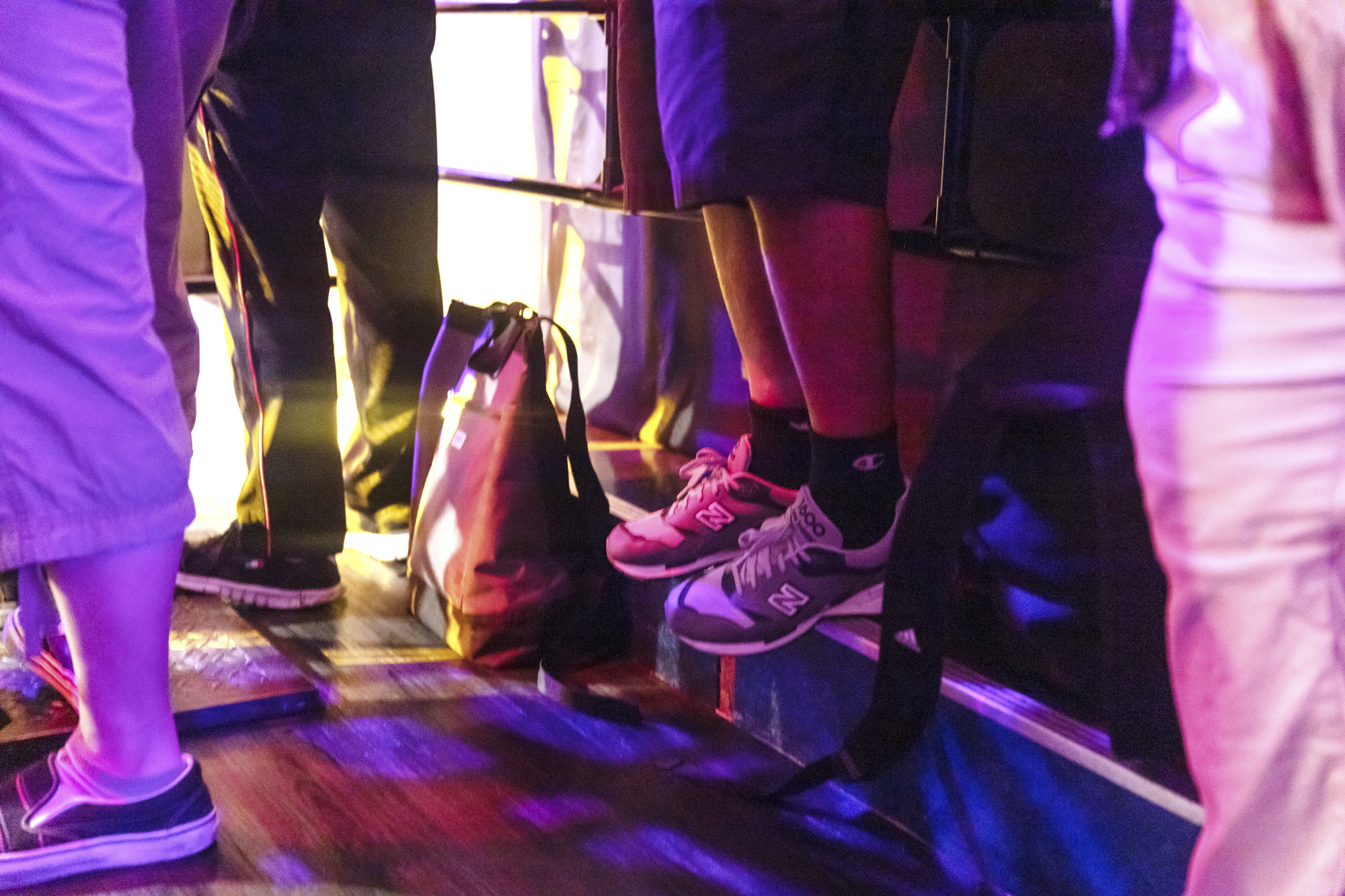 ライブハウスの端にある20cmほどの段をフル活用しよう