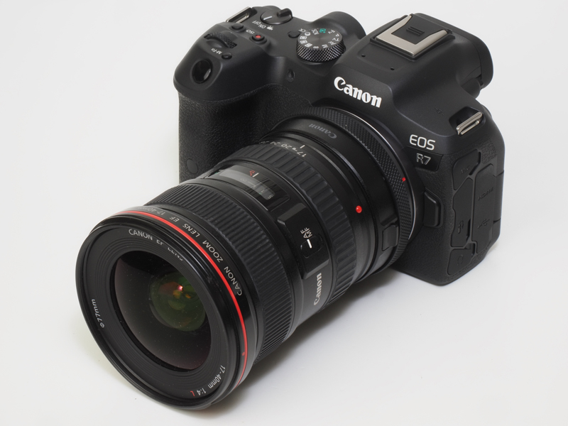 不人気な超広角ズームです。ワイド端の画角は35mm判換算で27mmほどになります。つまり画角的にはフツーの標準ズームになります。開放F4ということもあるので、性能面では無理のないレンズという印象です。最短撮影距離0.28mはエライです。高く評価します。35mmフルサイズだと周辺はこんなもんかなあという印象でしたが、EOS R7ではバッチリで、ケチのつけようもありません。<br>EOS R7　EF17-40mm F4L USM （F9・1/400秒・17mm）ISO 400