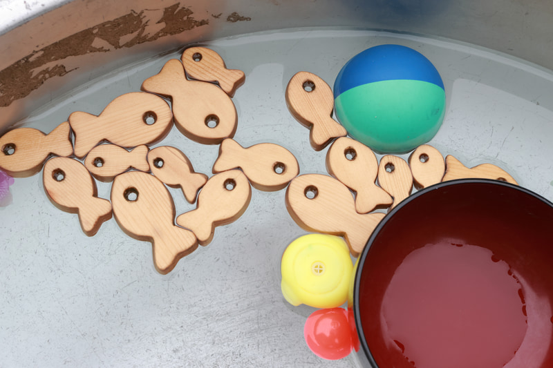 16-35mm F2.8あたりが広角ズームの王道とすると、本レンズはスペックとしては弱めですが、いちおうLレンズだし、悪いわけがありません。テレ端はより像の均質性が増した感じします。至近距離でも優れた描写です。<br>EOS R7　EF17-40mm F4L USM（F5・1/100秒・40mm）ISO 400