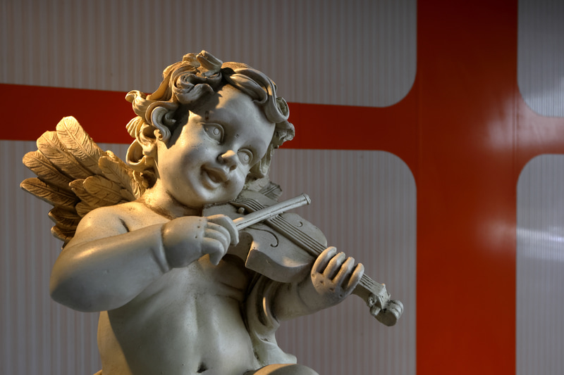 不人気な超広角ズームです。ワイド端の画角は35mm判換算で27mmほどになります。つまり画角的にはフツーの標準ズームになります。開放F4ということもあるので、性能面では無理のないレンズという印象です。最短撮影距離0.28mはエライです。高く評価します。35mmフルサイズだと周辺はこんなもんかなあという印象でしたが、EOS R7ではバッチリで、ケチのつけようもありません。<br>EOS R7　EF17-40mm F4L USM （F9・1/400秒・17mm）ISO 400