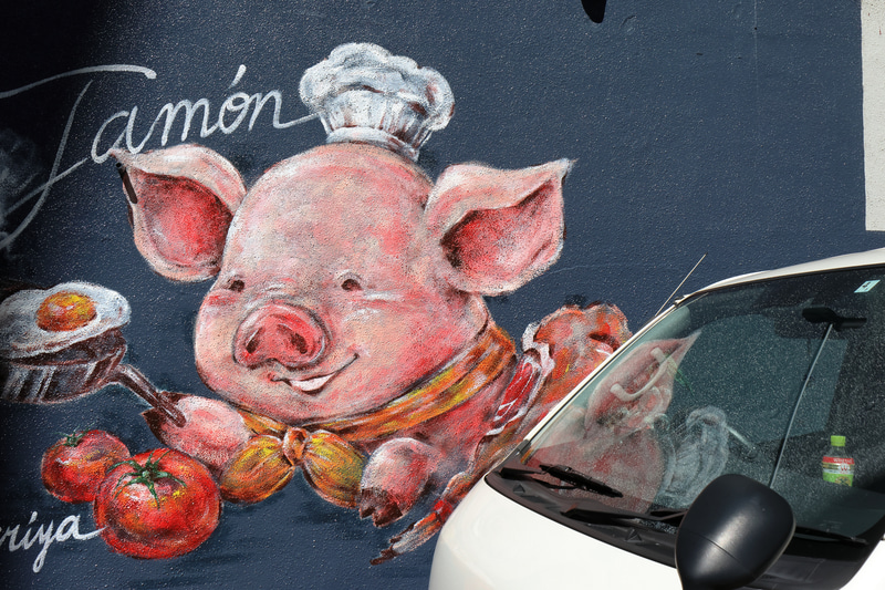 IS内蔵なんですが、残念ながらEOS R7では協調手ブレ補正にはなりませぬ。ちゃちゃっとファーム上げたら可能にならんですかね。本レンズの筆者の好きな35mm相当に近い画角の単焦点レンズになるので扱いやすいですね。絞るとギンギンになりどこへ出しても恥ずかしくない高性能です。ええ、本当はRF24mm F1.8 MACRO IS STMが欲しいのですが悔しいのでそう書いておきます。<br>EOS R7　EF24mm F2.8 IS USM（F11・1/1,000秒）ISO 400