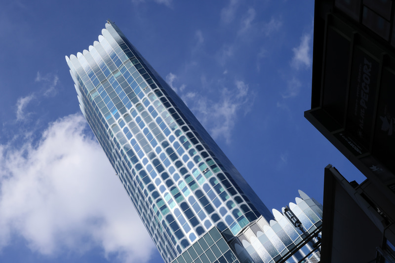 パンケーキの単焦点標準レンズというか、準広角レンズというか。薄くて気に入っていましたが、アダプターつけるとそうでもないか。建設中の新宿のビルをサラッっと撮影。<br>EOS R7　EF40mm F2.8 STM（F14・1/1,600秒）ISO 640