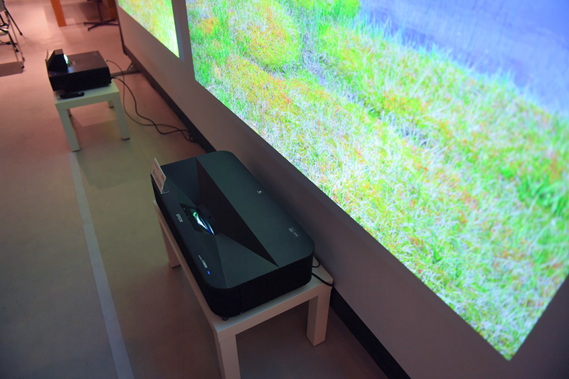 奥に見えるのが従来機「EH-LS500B/W」。手前が新発表の「EH-LS800B」（編集部撮影）