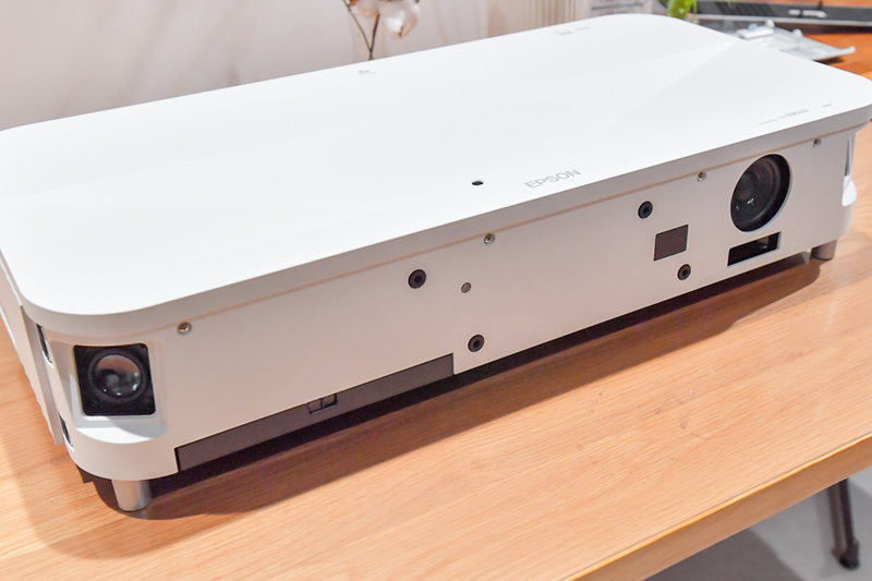 前面カバーを外した様子（編集部撮影）