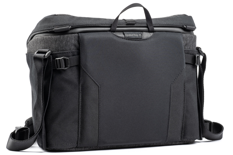 サイドポケットには収納容量調節用のストラップを装備