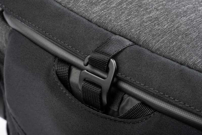 メインフラップのロック用留め具