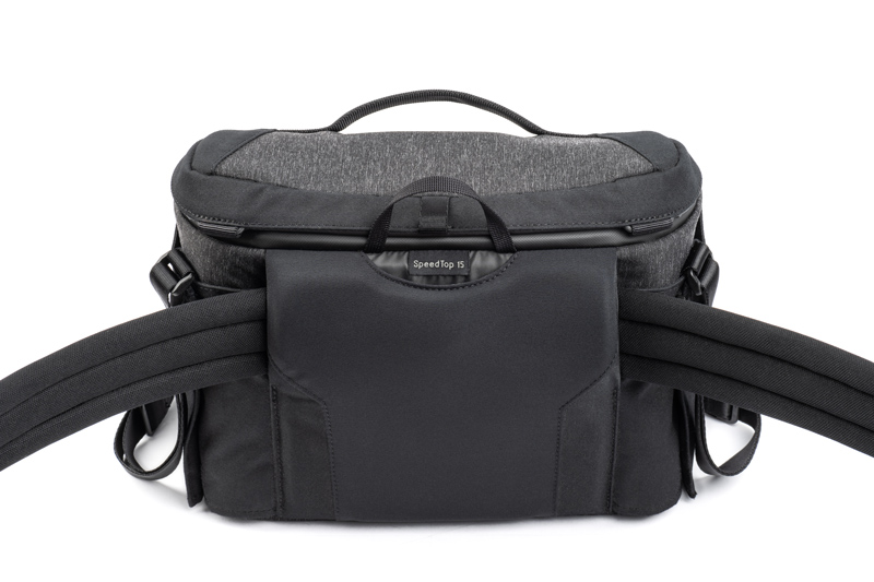 バッグの背面にはパススルーを装備。上部にはグラブハンドルを備えた