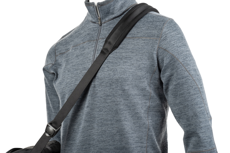 ショルダーストラップにはクッション性のあるパッドを備えた