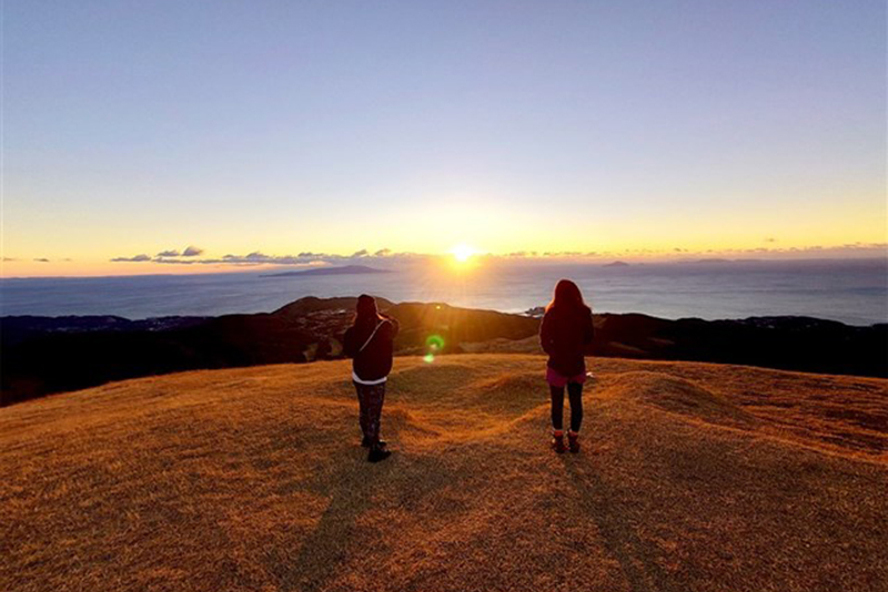 頂上からは相模湾と伊豆諸島を一望でき、草原と海原があわさる景色が特徴としている