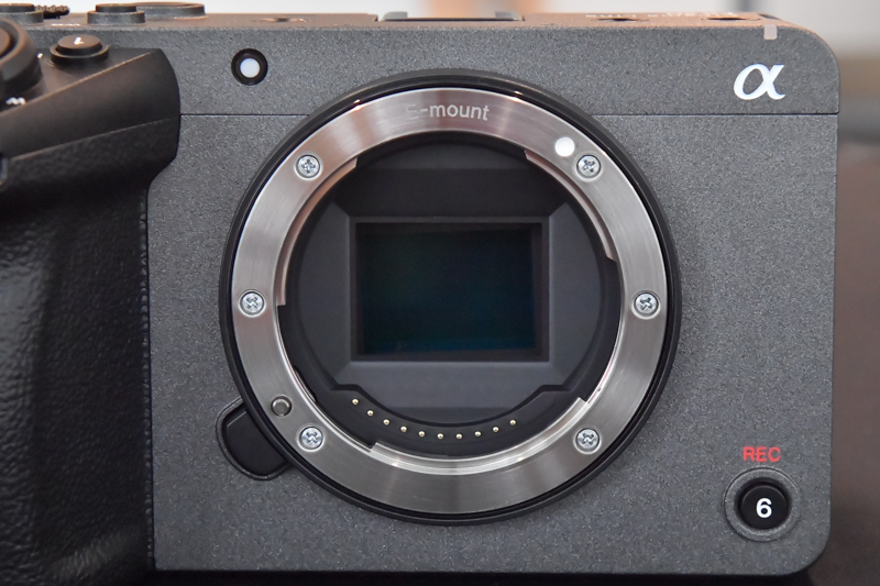 新設計のAPS-Cサイズ裏面照射型CMOSセンサーを搭載