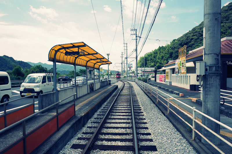 真っ直ぐに伸びる単線をクロスプロセスで