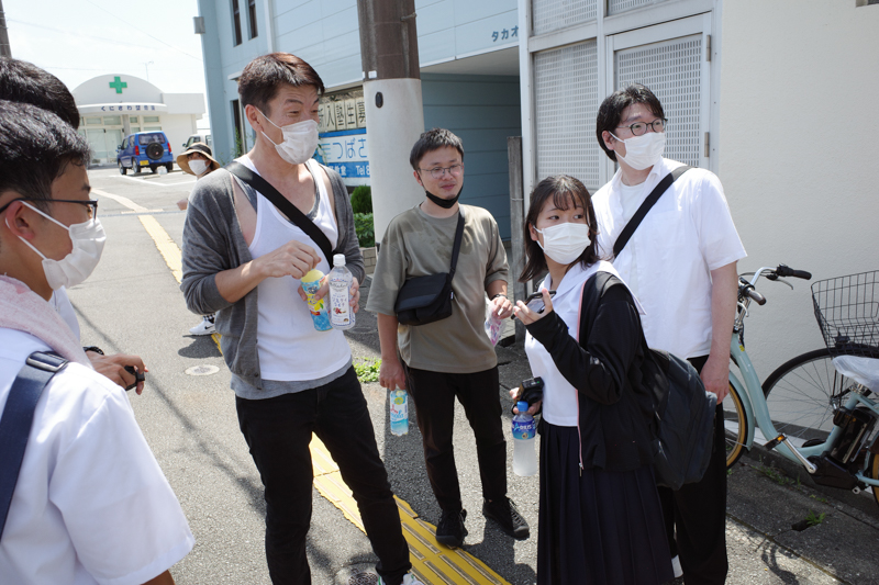 とあるアニメーション映画の舞台にもなった伊野駅。モデルになった場所を確認する様子