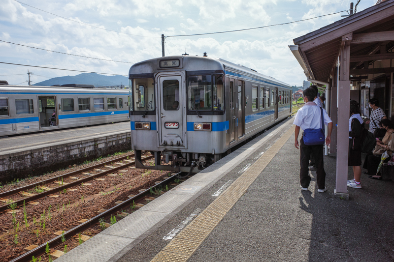 このホームに乗り入れてくる、この車両の雰囲気たるや