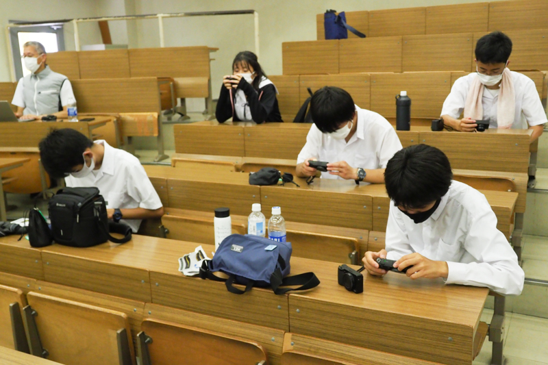 真剣に提出用の5枚を選ぶメンバーたち