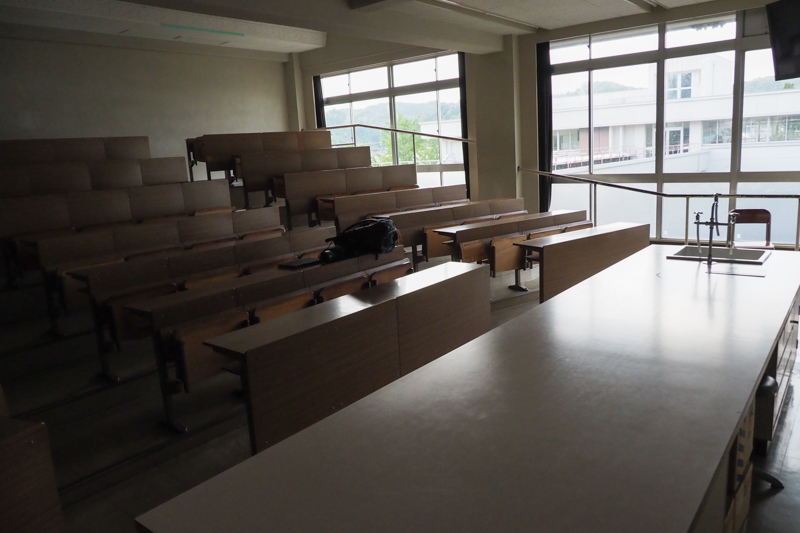 教室の静けさと、別れの侘しさと