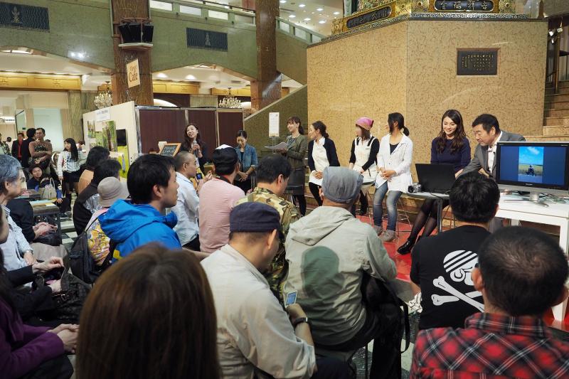 トークイベント。右は舞川あいくさんと山岸さん