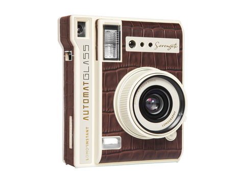 タンザニアの動植物がモチーフ。ブラウンレザーの「Lomo'Instant