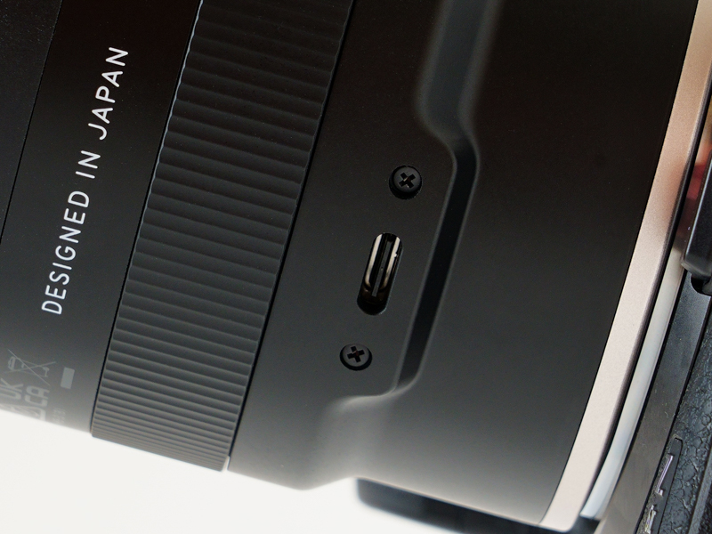 Model A047のソニーEマウント用になくて、ニコンZマウント用にあるものが、レンズ本体に搭載されたUSB Type-C端子。