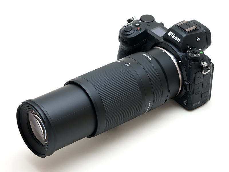 焦点距離300mm時の状態です。鏡筒がニョキっと伸びるタイプですけど、もとが軽量なのでバランスが大きく崩れるというようなことはありません。