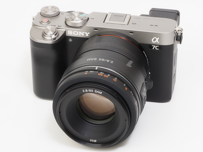35mmフルサイズをカバーする中望遠ですね。スペックが平凡なんで人気なく、棚ずれ品みたいにおいてありました。先日行った大衆居酒屋の勘定とおなじ。かわいそうです。でもよく写ります。<br>α7C　85mm F2.8 SAM（F3.5・1/3,200秒）ISO 400