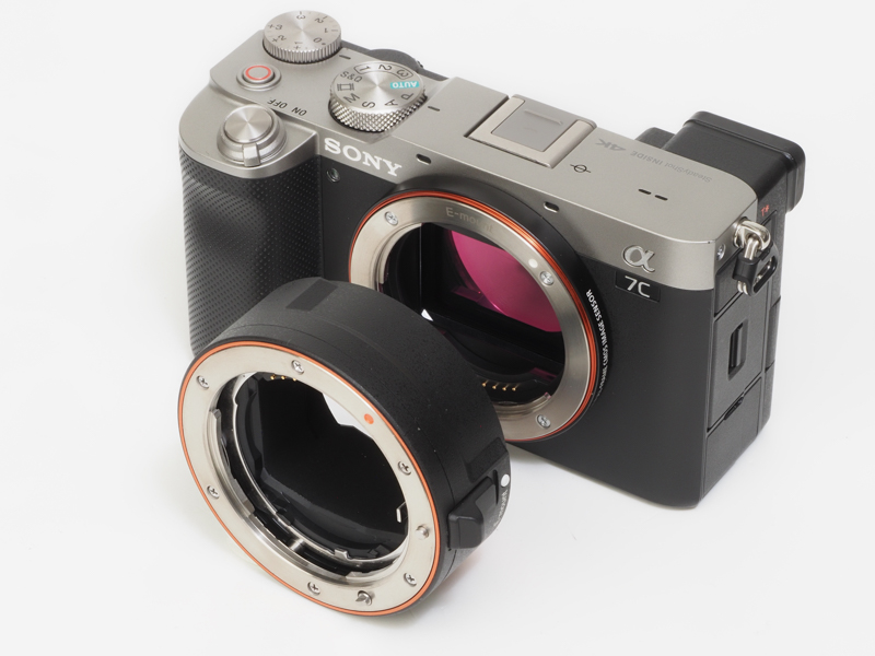 α7CとLA-EA5です。余分な出っ張りがないことは評価。SSM/SAMレンズでAF/AE追随します。モーター（SSM/SAM）非搭載のレンズで像面位相差AFに対応するモデルはα7R IVとα6600だけ。AFの動きを見たいがためにこの二機種を買いそうになったのですが思いとどまりました。