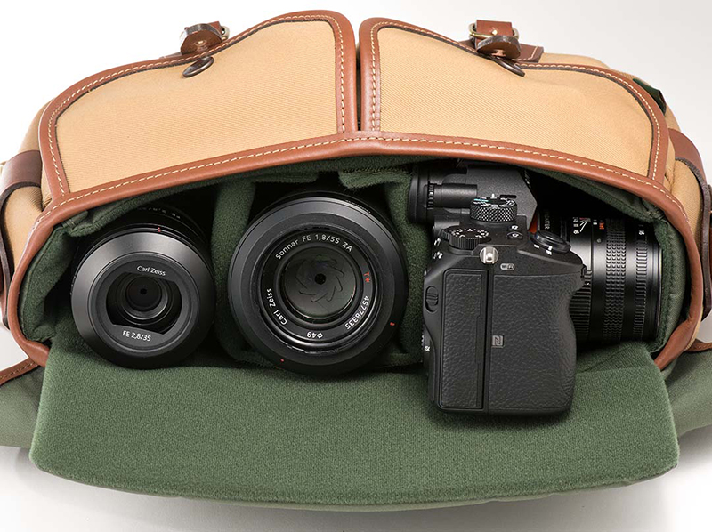 収納例：ソニー α7III＋FE35mm F2.8、FE55mm F1.8