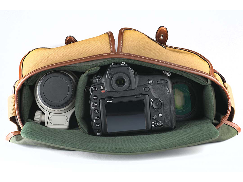 収納例：ニコン D850＋35mm F1.4、105mm F2.8、フード逆付の70-200mm F2.8