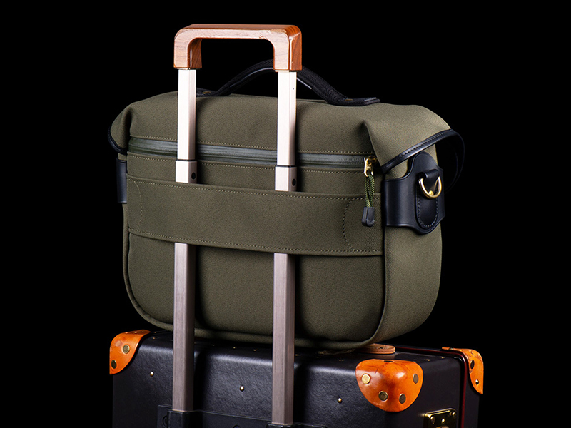 防水ファスナー付き背面ドキュメントポケット｜ローリングケース装着用スリットストラップ