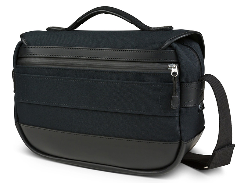 防水ファスナー付き背面ドキュメントポケット＆ローリングケース装着用スリットストラップ